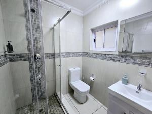 Waterfall City Guest Lodge的一间浴室