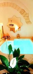 The swimming pool at or close to Stellaris Suite con Jacuzzi Vista Mare