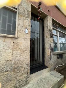 ボゴタにあるHotel Capsula CAPS Castellanaの窓付きの建物の玄関