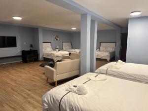 キー・カーカーにあるEnjoy Hotelのベッド2台と薄型テレビ付きのホテルの部屋