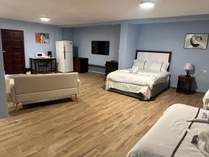 キー・カーカーにあるEnjoy Hotelのリビングルーム(ベッド2台、ソファ付)