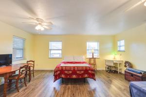 TV a/nebo společenská místnost v ubytování Nature Coast Hideaway with Deck on 5 Acres