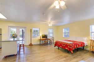 Postel nebo postele na pokoji v ubytování Nature Coast Hideaway with Deck on 5 Acres