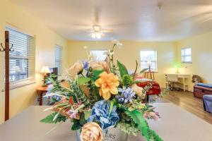 Posezení v ubytování Nature Coast Hideaway with Deck on 5 Acres