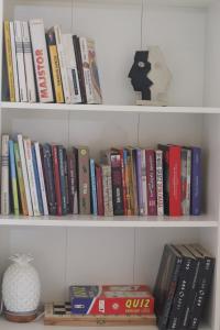 una estantería llena de muchos libros en Štadler's Corner, en Sarajevo