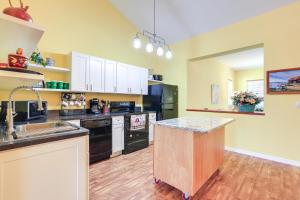 Fotografie z fotogalerie ubytování Nature Coast Farmhouse with Screened-In Porch! v destinaci Williston