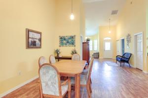 Fotografie z fotogalerie ubytování Nature Coast Farmhouse with Screened-In Porch! v destinaci Williston