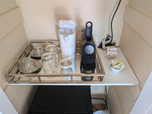 Příslušenství pro přípravu čaje a kávy v ubytování Salish B&B and Spa