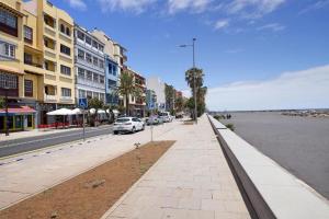 una calle con coches aparcados al costado de la carretera en Jobeal City, en Santa Cruz de la Palma