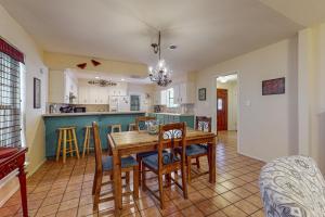 Η κουζίνα ή μικρή κουζίνα στο Birder's Heaven at 621 Palm