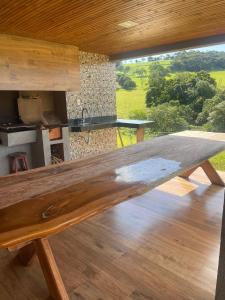 a wooden bench in a room with a view at Casa Goulart in Capitólio