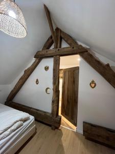 Zimmer mit Holztür im Dachgeschoss in der Unterkunft Gite les bois d Orceil in La Gohannière