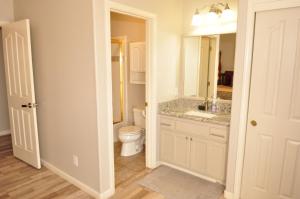 Bilik mandi di Balcony Suite Fraser Family Vineyard Stay in Amador