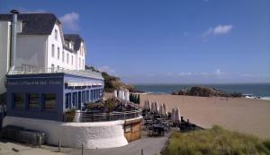 a building on the beach next to a beach at l 'Escapade Atlantique in Saint-Nazaire