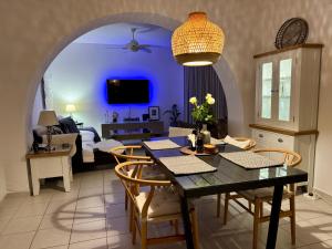 TV a/nebo společenská místnost v ubytování Olive Apartment