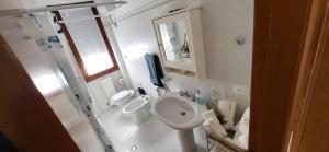 Casetta Pineta Mare في بورتو سان جورجيو: حمام صغير مع حوض ومرحاض +22 صورة