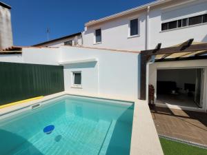 a swimming pool in the backyard of a house at SOLAR d'BECO in Abrantes