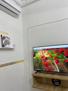 Μια τηλεόραση ή/και κέντρο ψυχαγωγίας στο Luxury chambre accès résidence2 Ngor-Almadies