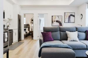 トロントにあるNew Elegant Suite for 8 w Patio - Heart of Torontoのリビングルーム(青いソファ、紫色の枕付) +20枚の写真