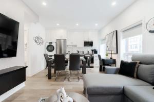 トロントにあるModern Suite 3 min to Transit Downtown Torontoのリビングルーム(ソファ、テーブル、椅子付)