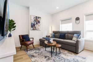 Posezení v ubytování Spacious 3BR Suite for 10 w Patio Heart of Toronto