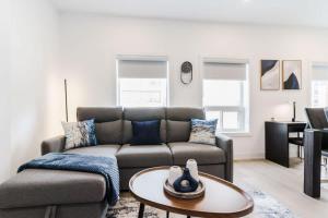 Posezení v ubytování Spacious 3BR Suite for 10 w Patio Heart of Toronto