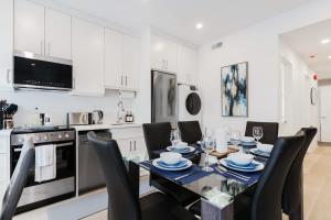 Kuchyň nebo kuchyňský kout v ubytování Spacious 3BR Suite for 10 w Patio Heart of Toronto