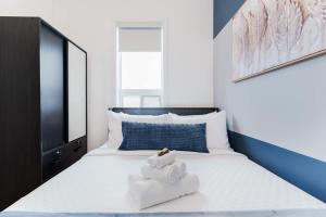 Postel nebo postele na pokoji v ubytování Spacious 3BR Suite for 10 w Patio Heart of Toronto