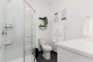 Koupelna v ubytování Spacious 3BR Suite for 10 w Patio Heart of Toronto