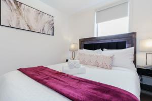 Postel nebo postele na pokoji v ubytování Spacious 3BR Suite for 10 w Patio Heart of Toronto
