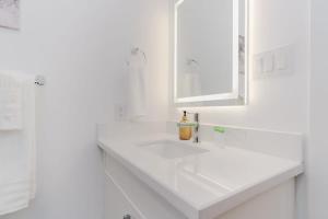Koupelna v ubytování Spacious 3BR Suite for 10 w Patio Heart of Toronto