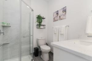 Koupelna v ubytování Spacious 3BR Suite for 10 w Patio Heart of Toronto
