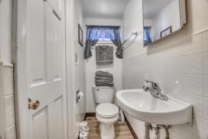 un bagno bianco con un water e un lavandino di Edgewater Resort a Iron Mountain Altre 76 foto