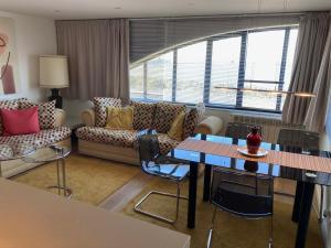 een woonkamer met een bank en een tafel bij Janela do Minho in Caminha