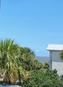 Fotografie z fotogalerie ubytování Officers Row - elegant home with private pool steps from beach v destinaci Tybee Island