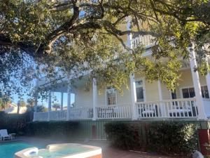 Fotografie z fotogalerie ubytování Officers Row - elegant home with private pool steps from beach v destinaci Tybee Island