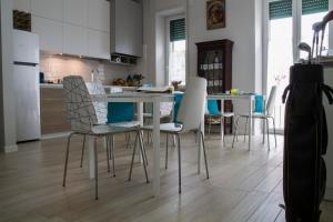 a kitchen and dining room with a table and chairs at B&B Da Vinci in Matera