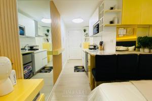 A kitchen or kitchenette at Studio for Couples with Soft Bed and Beach View
