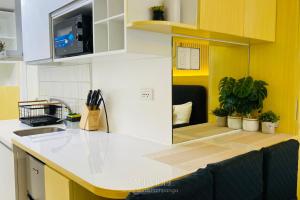 A kitchen or kitchenette at Studio for Couples with Soft Bed and Beach View
