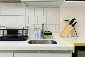 A kitchen or kitchenette at Studio for Couples with Soft Bed and Beach View