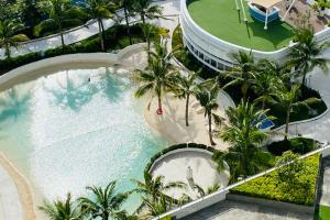 Bazén v ubytování Bali Videl - Spacious Studio with Pool & Mt Arayat View nebo v jeho okolí