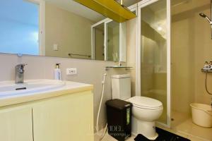 A bathroom at Studio for Couples with Soft Bed and Beach View