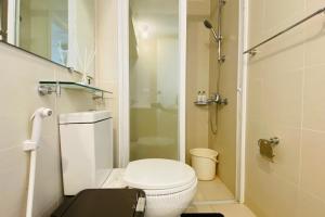 A bathroom at Studio for Couples with Soft Bed and Beach View