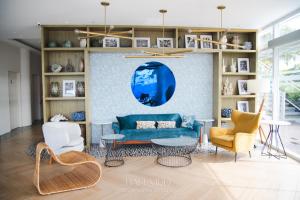 A seating area at Studio for Couples with Soft Bed and Beach View
