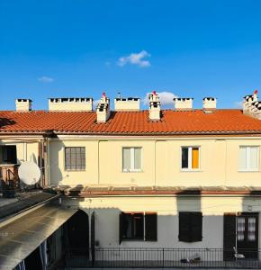 un bâtiment avec un toit rouge dans une rue dans l'établissement Sun Secondo - Piccolo Monolocale nel Centro di Torino, à Turin