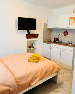 - une petite cuisine avec un lit dans une chambre dans l'établissement Sun Secondo - Piccolo Monolocale nel Centro di Torino, à Turin