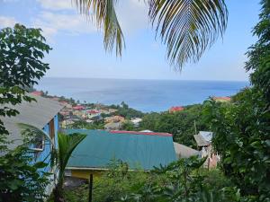 Saint JosephCabin Creole的从村庄欣赏到海景