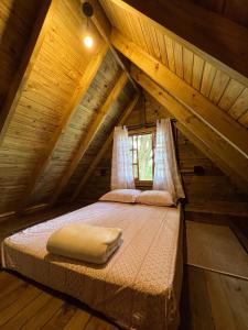 a bed in a room in a attic at Fazenda Cerro do Puruna in Balsa Nova
