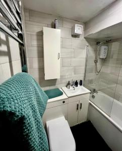 Koupelna v ubytování Cosy flat 10 mins from station