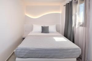 Santorinn Suites Fira客房内的一张或多张床位
